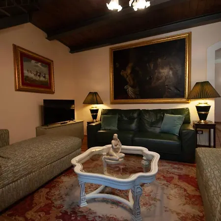 Artist's Nyaraló